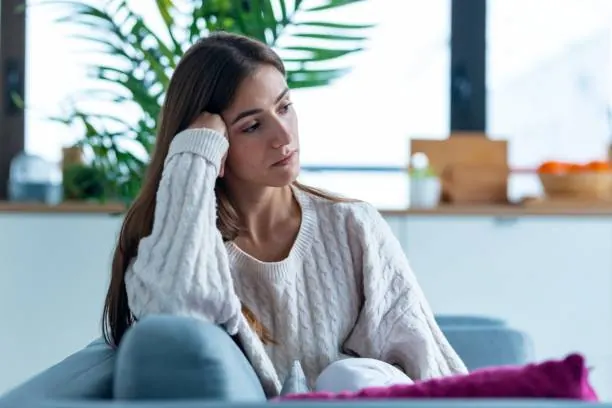 Femme pensive, en quête de confiance en soi et de reconnexion à son corps