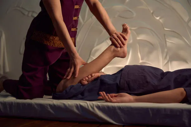 Massage des jambes sur futon, retour au calme